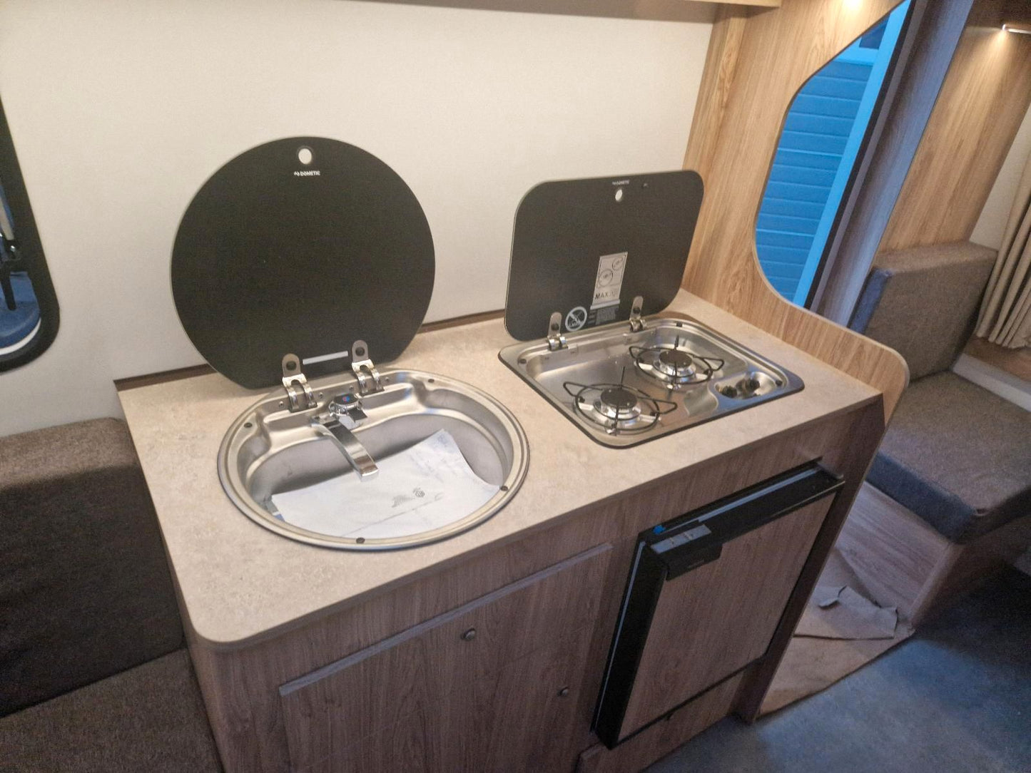 Wohnwagen Vermietung 3+1 Personen Küche/WC/Dusche & Zubehör