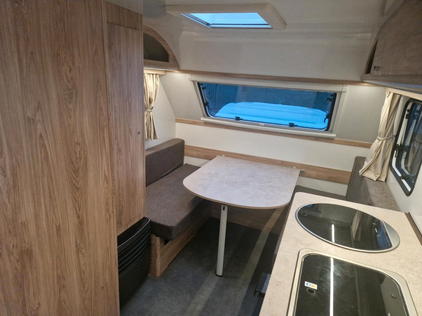Wohnwagen Vermietung 3+1 Personen Küche/WC/Dusche & Zubehör